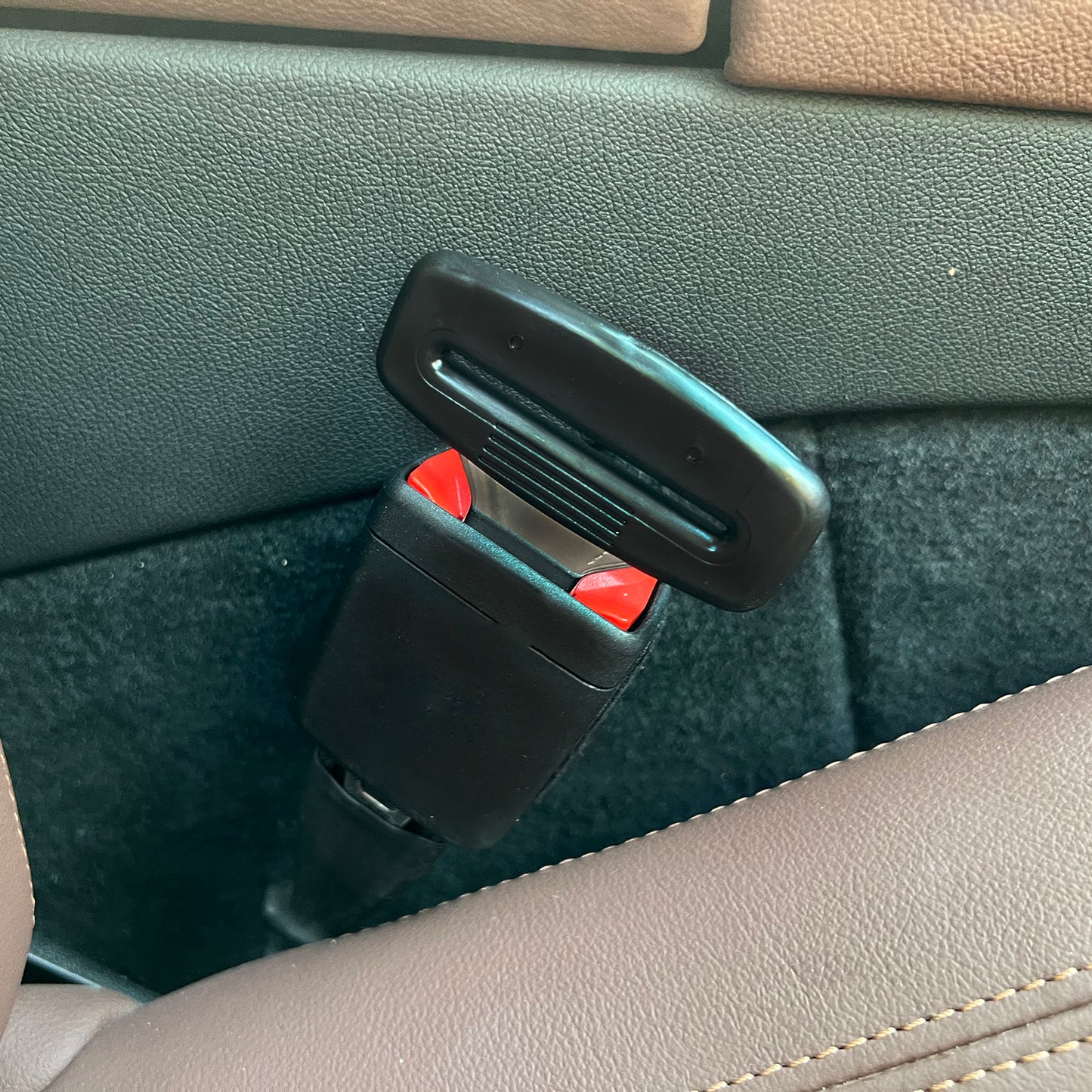 Seat Belt Clip, 2PCS Upgraded Seatbelt Clip, Car Supplies Seat Belt Clip Safety Belts Buckle，Universal for Most Vehicles(Ordinary Black)